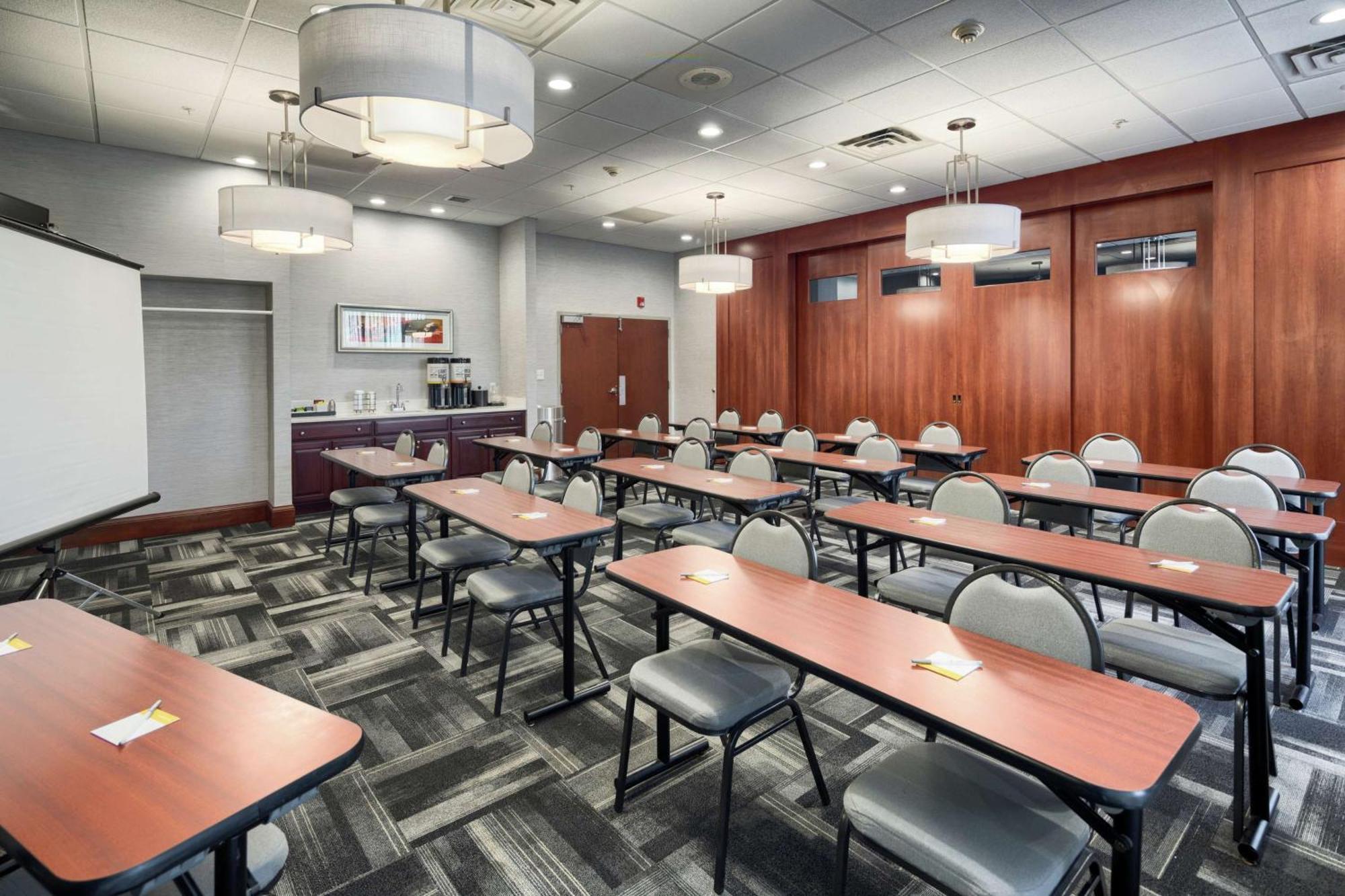 Hampton Inn Louisville Northeast מראה חיצוני תמונה