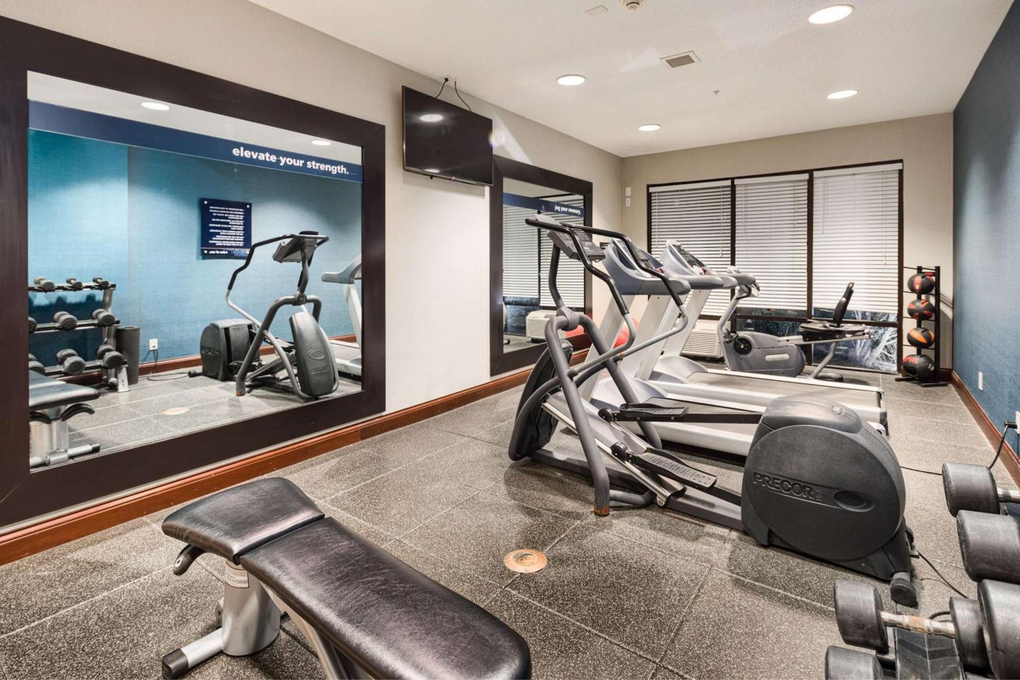Hampton Inn Louisville Northeast מראה חיצוני תמונה