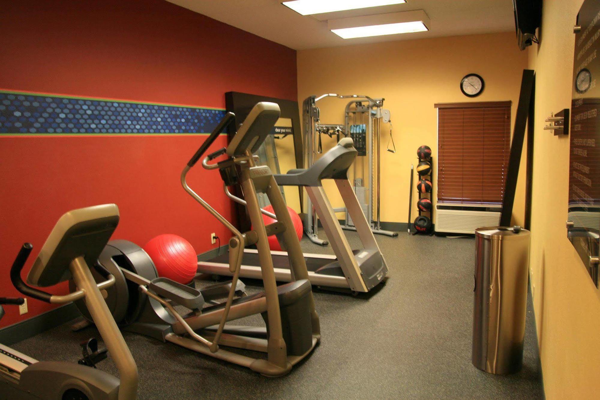 Hampton Inn Louisville Northeast מראה חיצוני תמונה